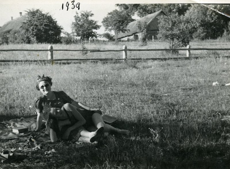 KKE 4971.jpg - Fot. Na pikniku. Jadwiga Strumiłło z Dolą Ba., Miratycze, 1938 r.